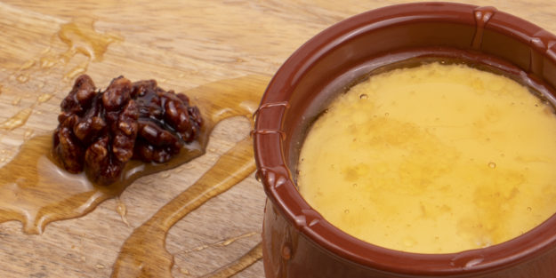 Receta Cuajada casera con miel y nueces caramelizadas