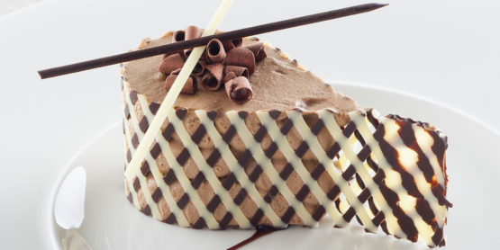 Cestitas de helado de chocolate y pasta de almendra