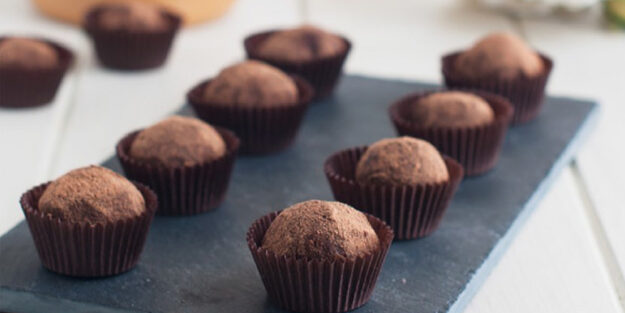 Trufas de chocolate y turrón de Jijona ¿Tienes comida familiar y no sabes con qué sorprender? Elabora estas deliciosas trufas y será todo un acierto.