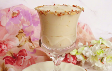 Copa de crema de Turrón con nata y almendras garrapiñadas Copa de crema de Turrón con nata y almendras garrapiñadas