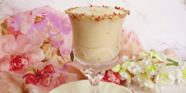 Copa de crema de Turrón con nata y almendras garrapiñadas Copa de crema de Turrón con nata y almendras garrapiñadas