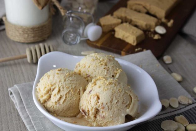 Helado de turrón de Jijona Helado de turrón de Jijona