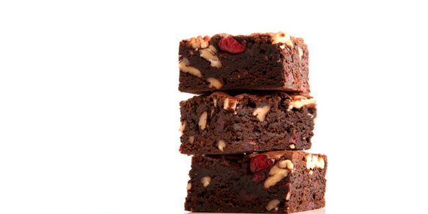 Brownie con cerezas de temporada y nueces acarameladas Brownie con cerezas y nueces