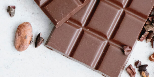 Tableta de chocolate simple que representa el día del chocolate.